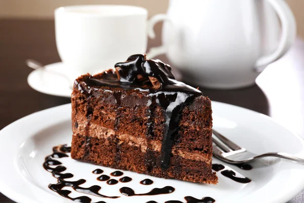 Leckerer Schokoladenkuchen auf dem Tisch, Nahaufnahme — Stockfoto