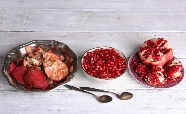 Mooie compositie met sappige granaatappel zaden, op oude houten tafel — Stockfoto