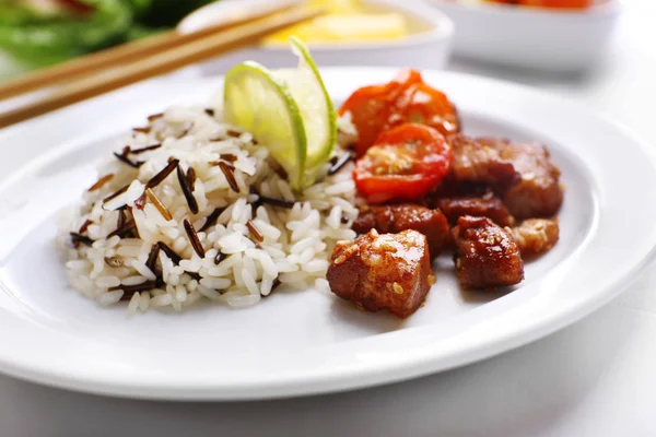 Läckra ris med kött serverat på bordet, närbild — Stockfoto