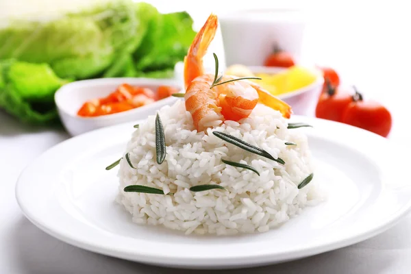 Arroz cozido com camarões servido na mesa, close-up — Fotografia de Stock