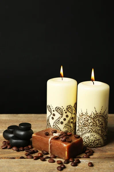 Красивая спа-композиция с декоративными индийскими свечами, на деревянном столе — стоковое фото