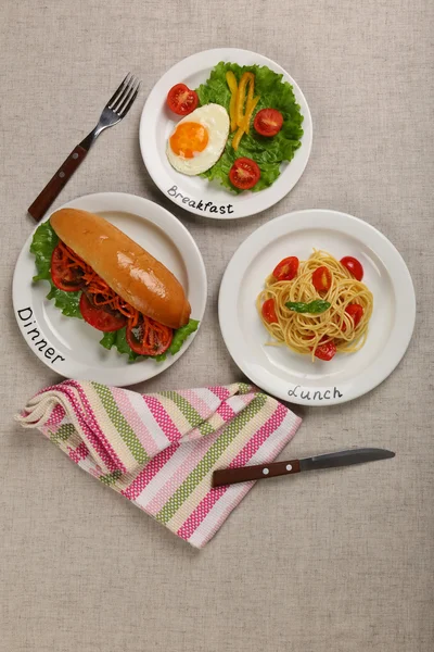 Günün menüsü. Masasına yemek ile plakalar — Stok fotoğraf