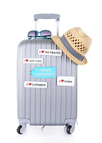 Valise de voyage et affaires touristiques avec inscription assurance voyage isolé sur blanc — Photo