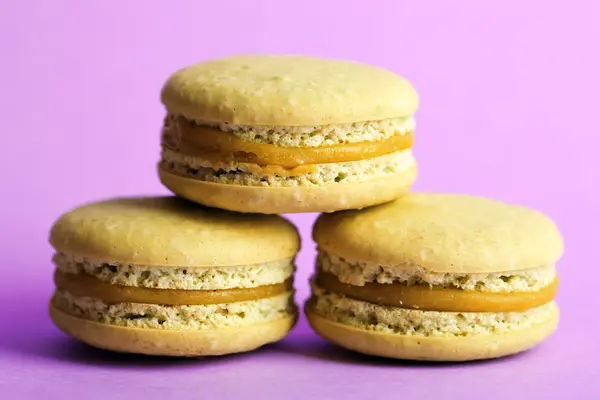 Zachte kleurrijke bitterkoekjes op kleur achtergrond — Stockfoto