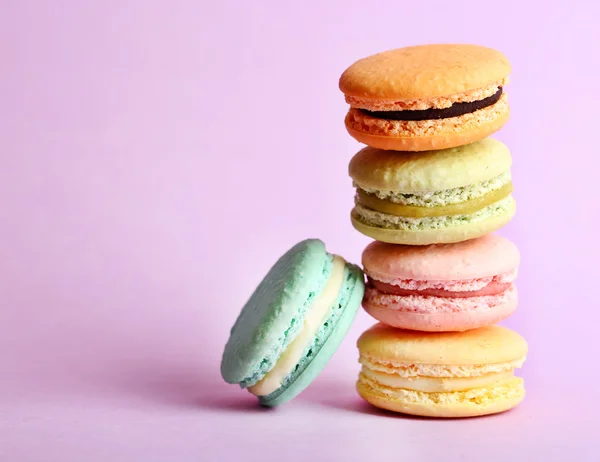 Assortment of gentle colorful macaroons on color background — Stock Photo, Image