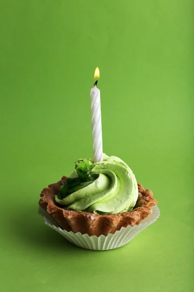 Torta tazza di compleanno con candela su sfondo verde — Foto Stock