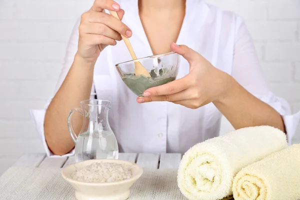 Beautician makes cosmetic facial masks, close-up — Stock Photo, Image