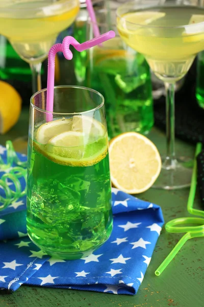 Bicchieri di cocktail di frutta in primo piano del partito — Foto Stock