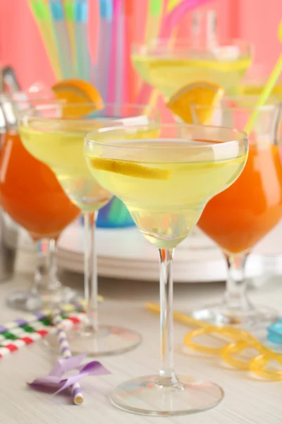 Briller af frugt cocktails i party close-up - Stock-foto