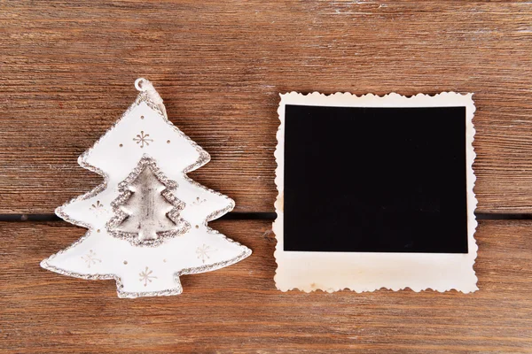 Marcos de fotos en blanco y decoración de Navidad sobre fondo de mesa de madera — Foto de Stock