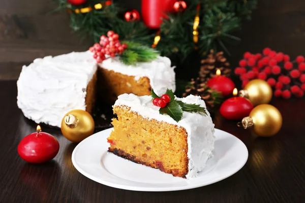 Fetta di torta crema coperta con decorazione natalizia su sfondo tavolo di legno — Foto Stock