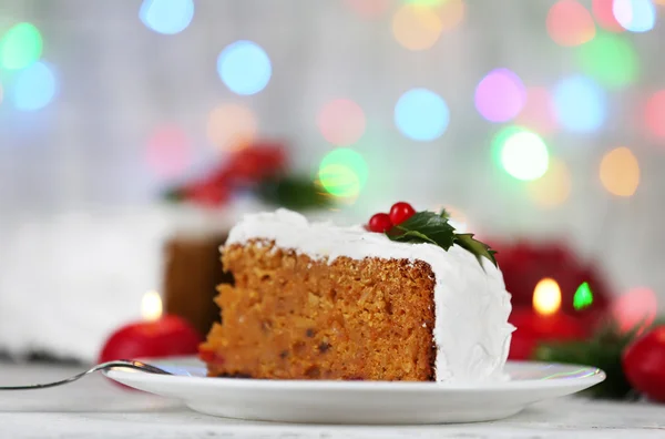 Pasta dilimi krem masaya parlak arka plan üzerinde Noel dekorasyonu ile kaplı — Stok fotoğraf