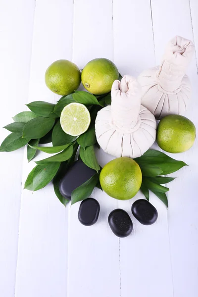 Composición spa con bolas de cal y compresa — Foto de Stock