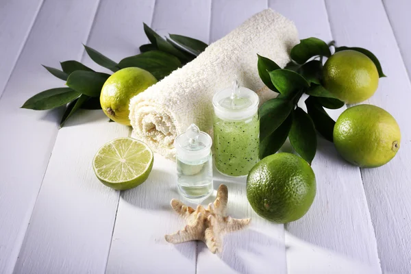 Spa composition with lime and towel — Stock Photo, Image