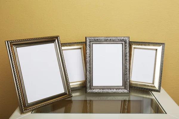 Vintage fotoframes op koffietafel op wallpaper achtergrond — Stockfoto