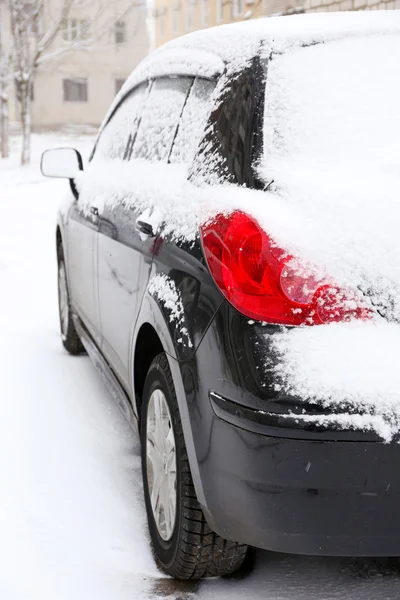 Voiture noire couverte de neige, à l'extérieur — Photo