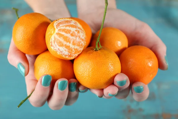 Hands holding ripe tangerines, close up — Stock Photo, Image