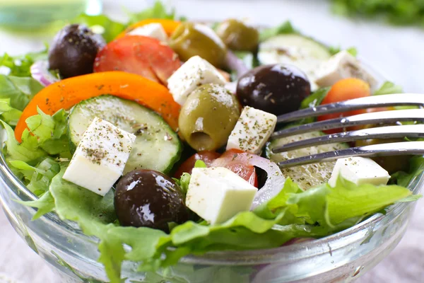 Grekisk sallad i glasskål med gaffel, närbild — Stockfoto