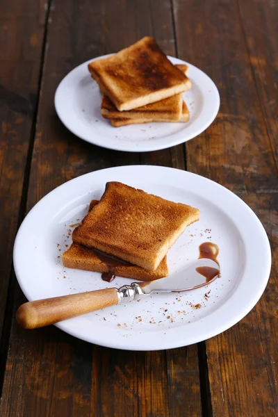 Toustového chleba s čokoládou na desce s nožem na dřevěný stůl pozadí — Stock fotografie