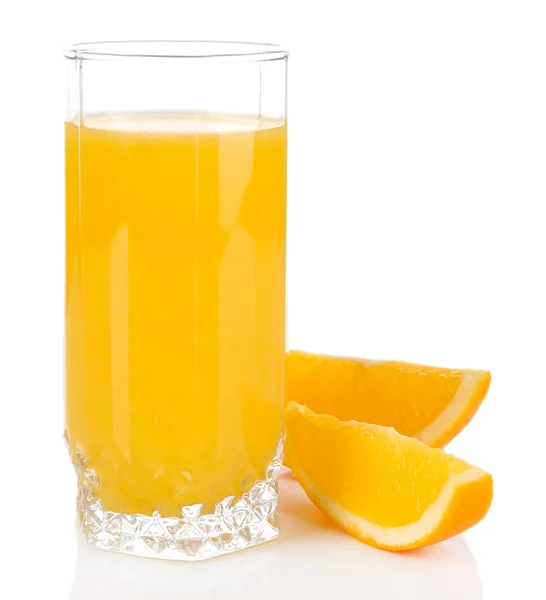 Стакан апельсинового сока с ломтиками, изолированными на белом — стоковое фото