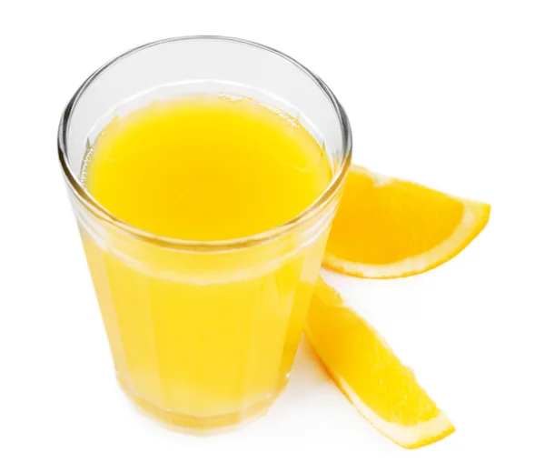 Szklanka soku pomarańczowego z plastrami na białym tle — Zdjęcie stockowe