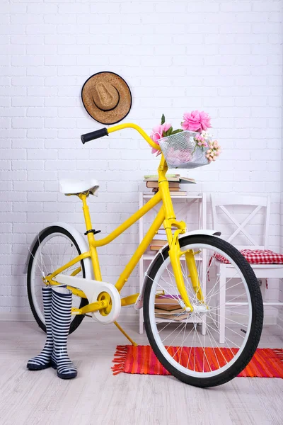 黄色のレトロな自転車 — ストック写真