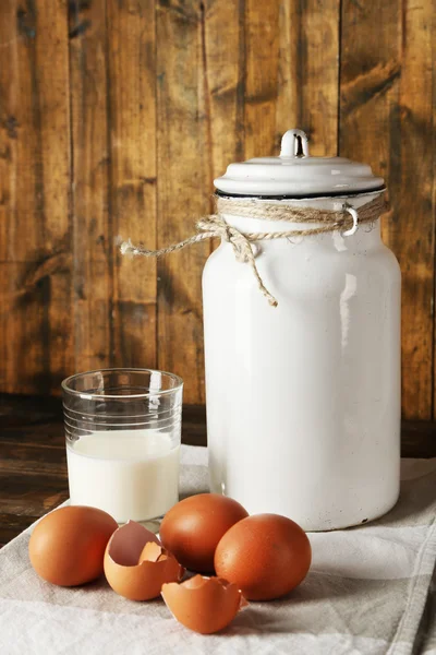 Yumurta, yumurta kabuğu ve cam rustik ahşap zemin üzerine süt olabilir — Stok fotoğraf