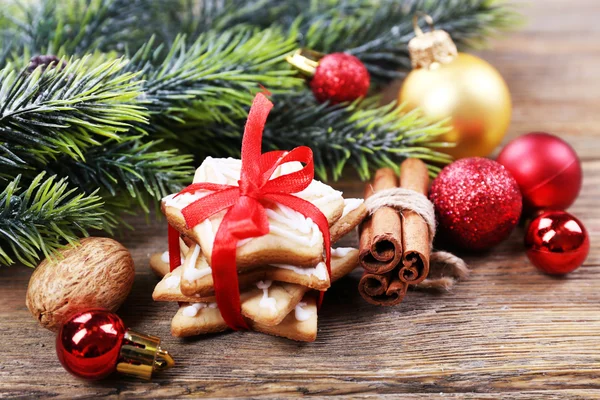 クリスマスの装飾とジンジャーブレッドクッキー — ストック写真