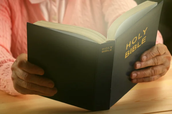 Old woman reading Bible, closeup — Stock Photo, Image