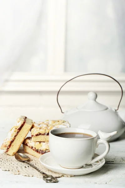 Tasse Tee und leckere hausgemachte Torte auf Holztisch — Stockfoto