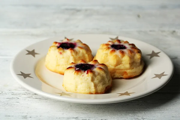 Leckere Käsekuchen auf Holztisch — Stockfoto