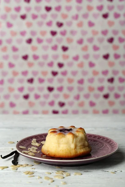 Delicioso cheesecake na mesa de madeira, no fundo de cor — Fotografia de Stock