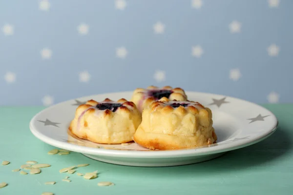 Delicioso cheesecake na mesa, no fundo de cor — Fotografia de Stock