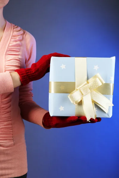 Geschenk box in vrouwelijke hand — Stockfoto