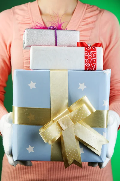 Gift box i kvinnlig hand — Stockfoto