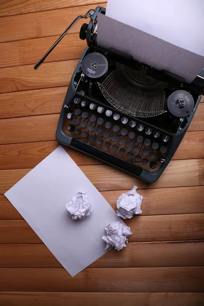 Ancienne machine à écrire. Machine à écrire vintage sur table en bois — Photo