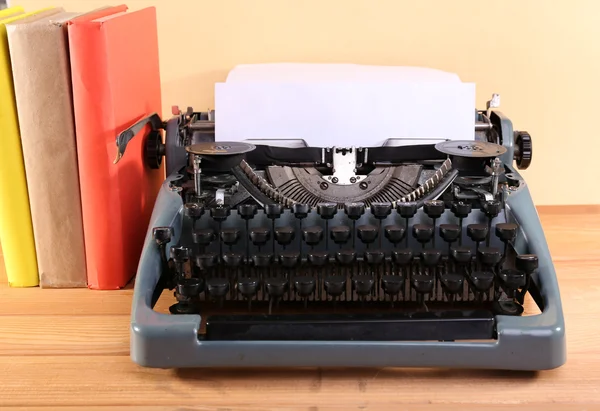 Máquina de escribir antigua. Máquina de escribir Vintage en la mesa —  Fotos de Stock