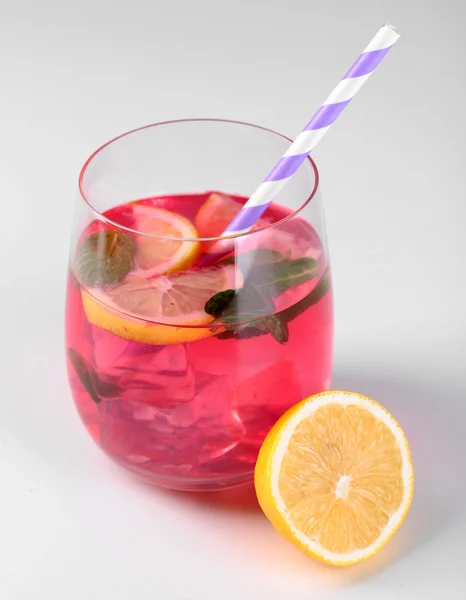 Rosa Limonade im Glas isoliert auf weiß — Stockfoto