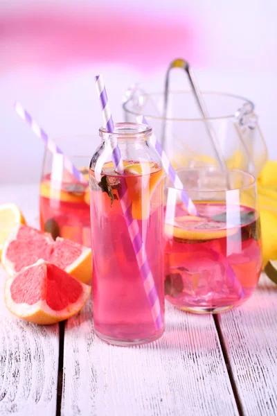 Rosa Limonade auf dem Tisch auf hellem Hintergrund Nahaufnahme — Stockfoto