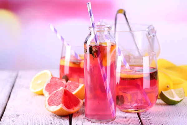 Розовый лимонад на столе на ярком фоне крупным планом — стоковое фото