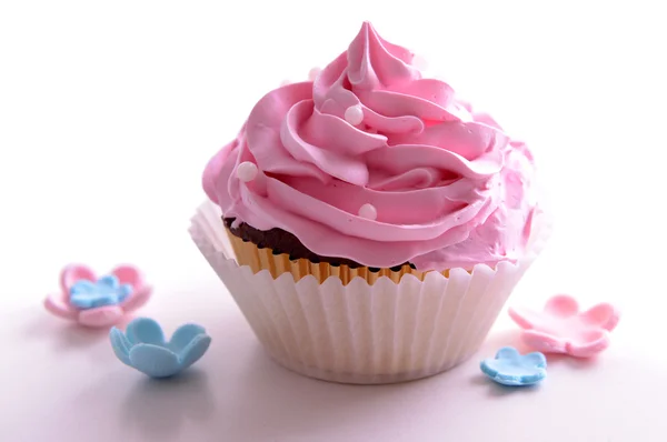 Delicioso cupcake aislado en blanco — Foto de Stock