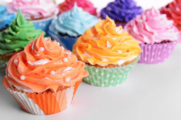 Deliciosos cupcakes no fundo branco — Fotografia de Stock