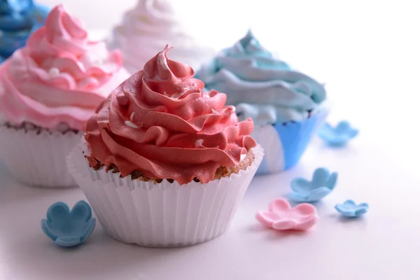 Deliciosos cupcakes isolados em branco — Fotografia de Stock