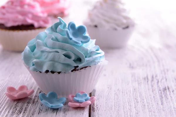 Leckere Cupcakes auf dem Tisch aus nächster Nähe — Stockfoto