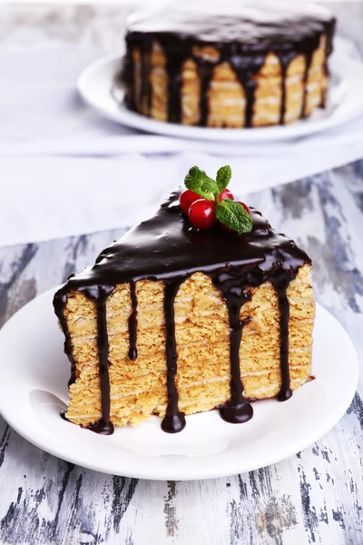 Bolo de chocolate na mesa de madeira — Fotografia de Stock