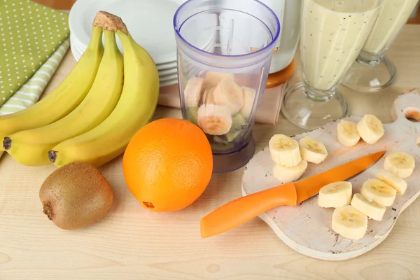 Banana fatiada na tábua de corte, no fundo de madeira — Fotografia de Stock