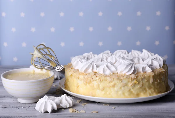 Tort gustos de vesel de casă pe masă de lemn, pe fundal albastru — Fotografie, imagine de stoc