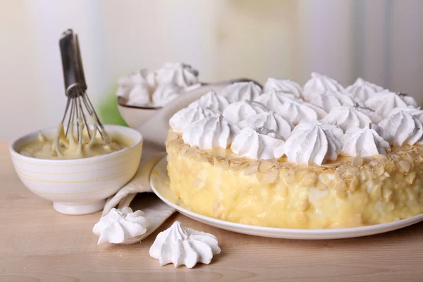 Smakelijk zelfgemaakte meringue taart op houten tafel, op lichte achtergrond — Stockfoto