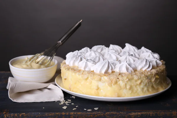 Sabroso pastel de merengue casero sobre mesa de madera, sobre fondo gris — Foto de Stock