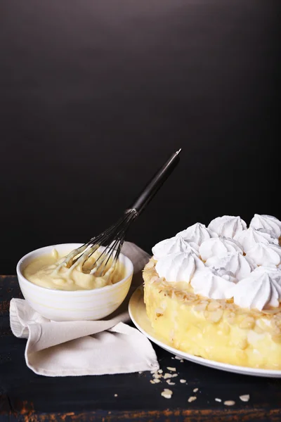 Lezzetli ev yapımı beze pasta üzerinde gri arka plan üzerinde ahşap masa — Stok fotoğraf